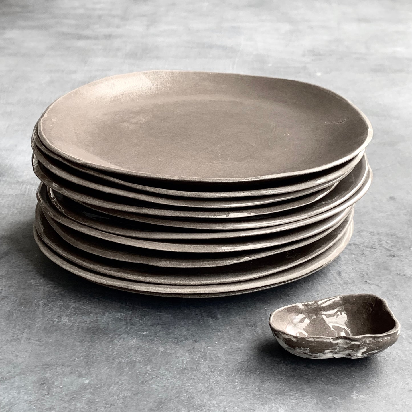 Cake plate Roots grey-brown