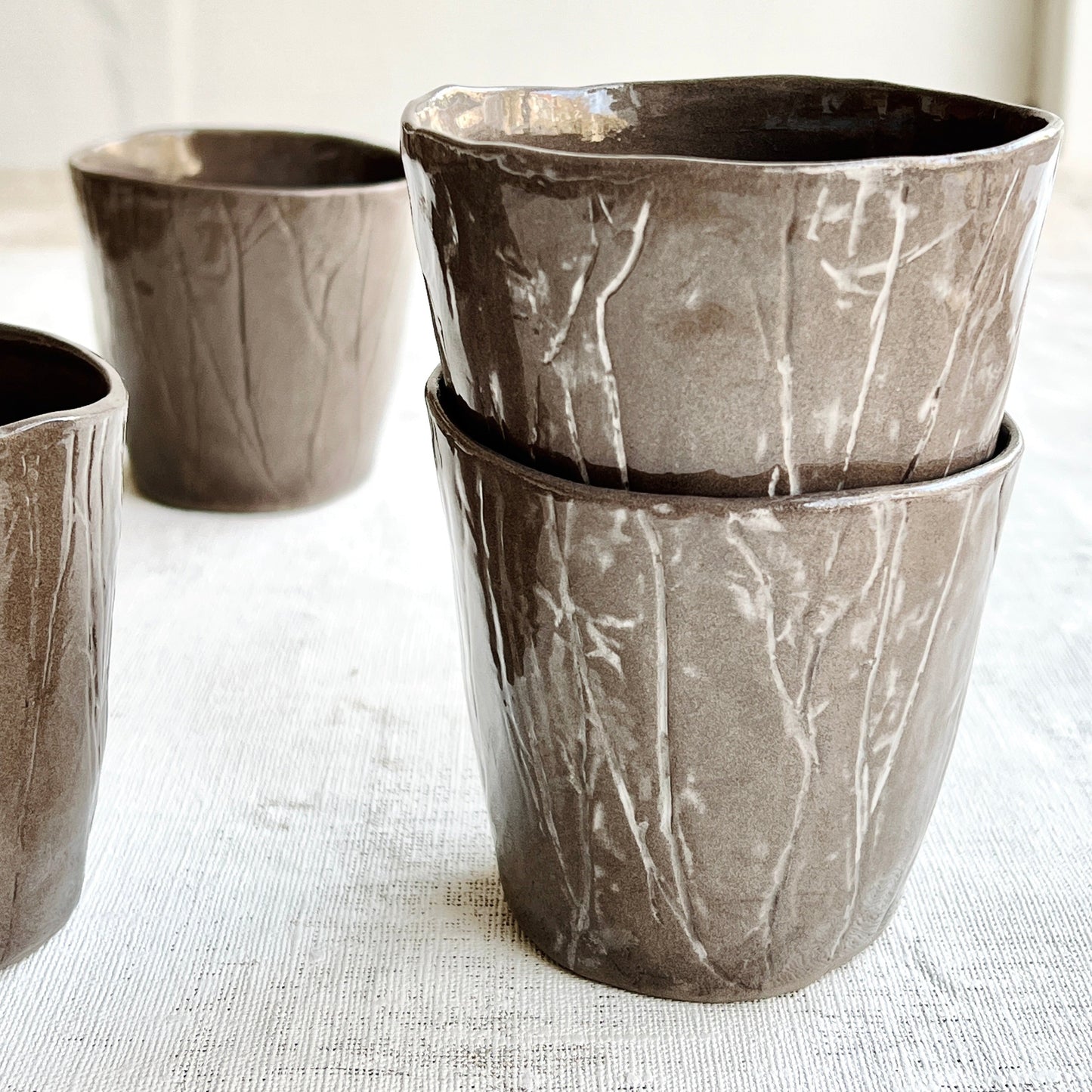 Cup Roots textured grey-brown