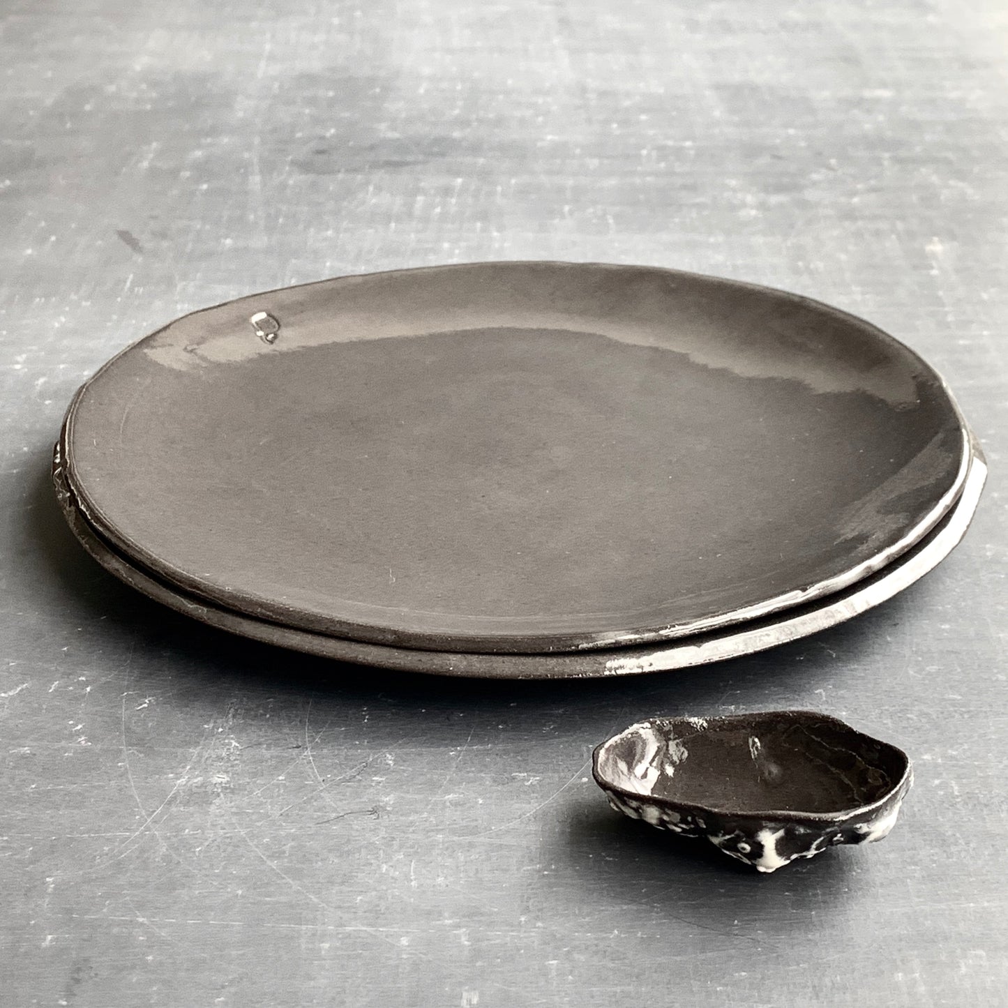 Dinner plate Roots black