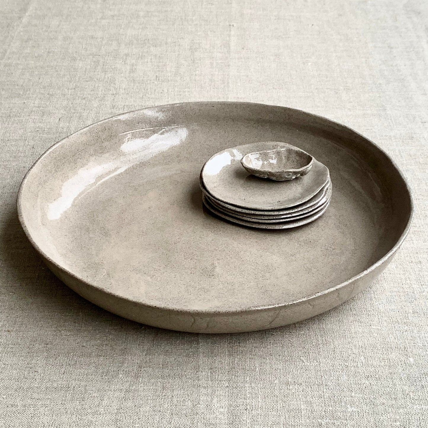 Cake plate Roots grey