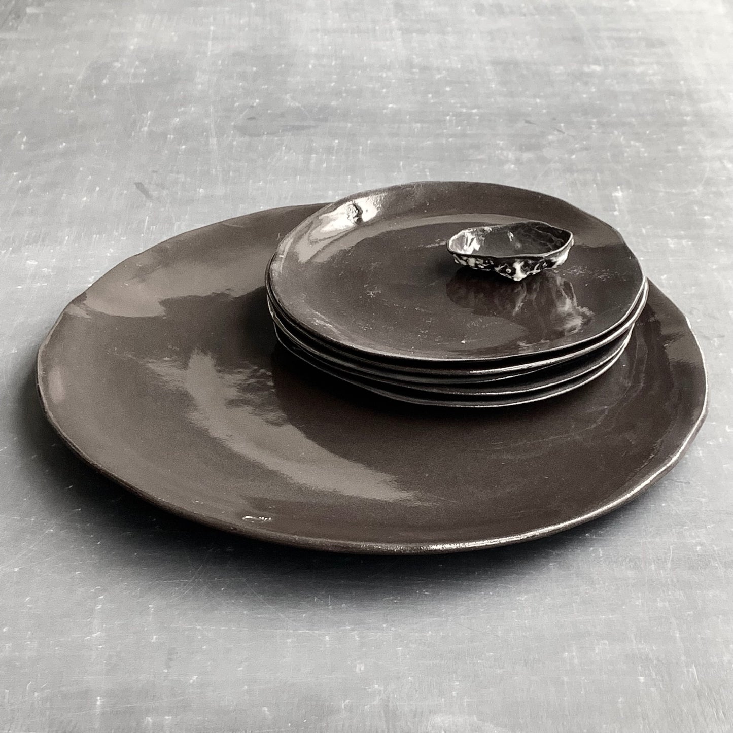 Serving plate XL Roots Black