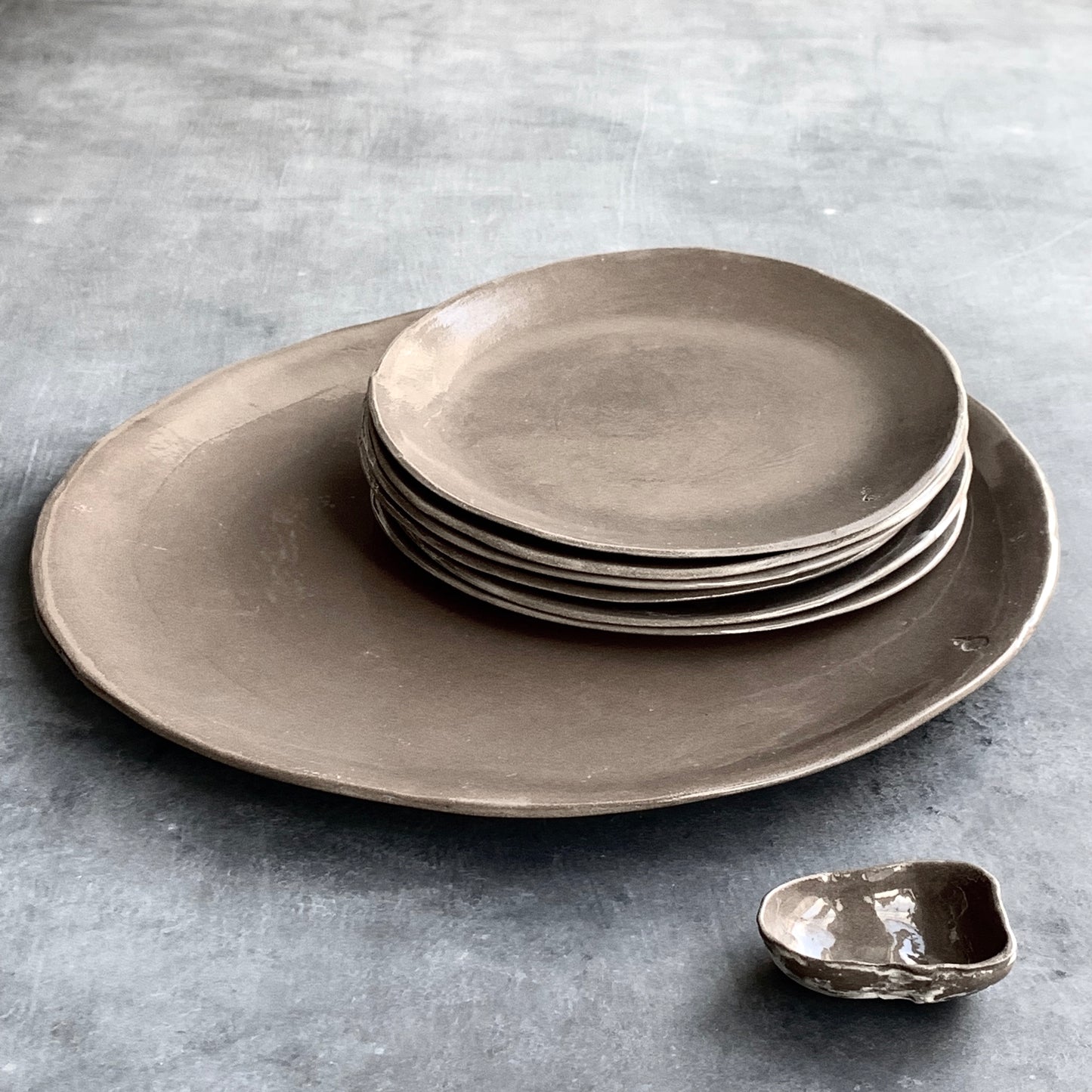 Serving plate XL Roots grey-brown