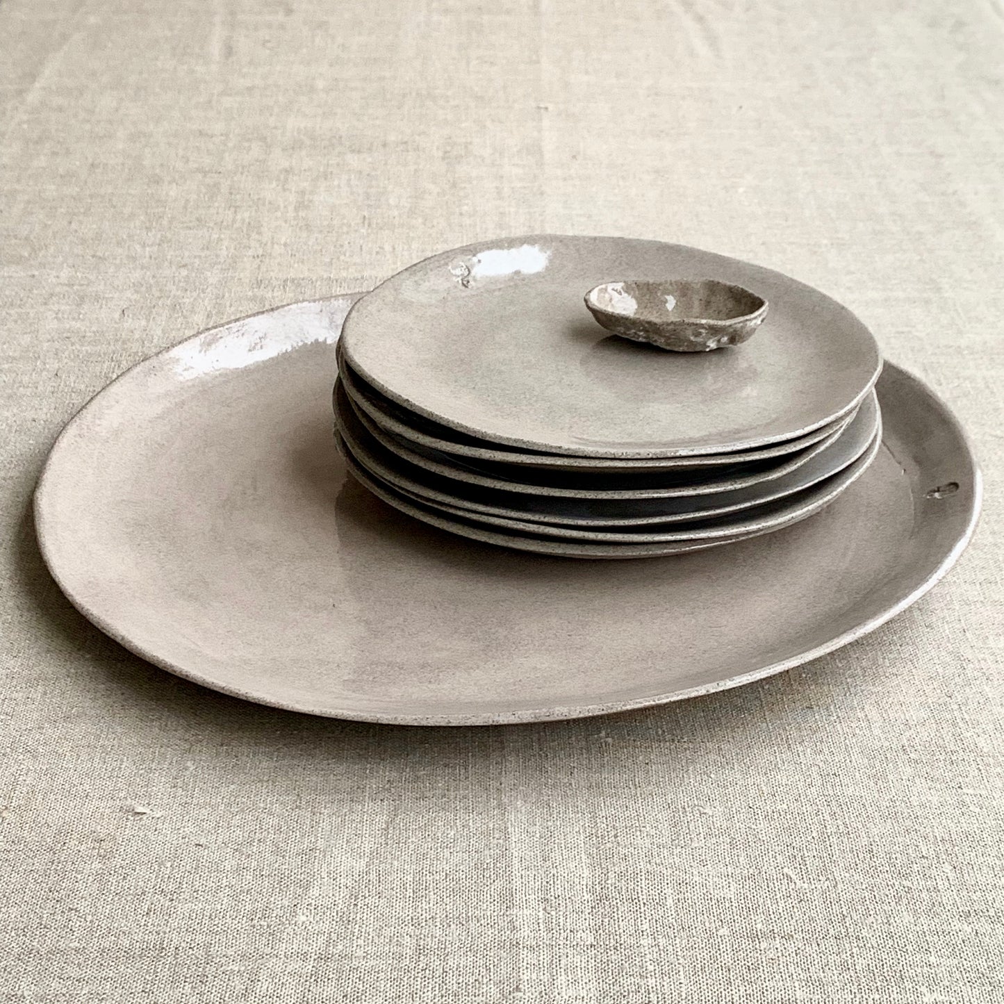 Serving plate XL Roots grey