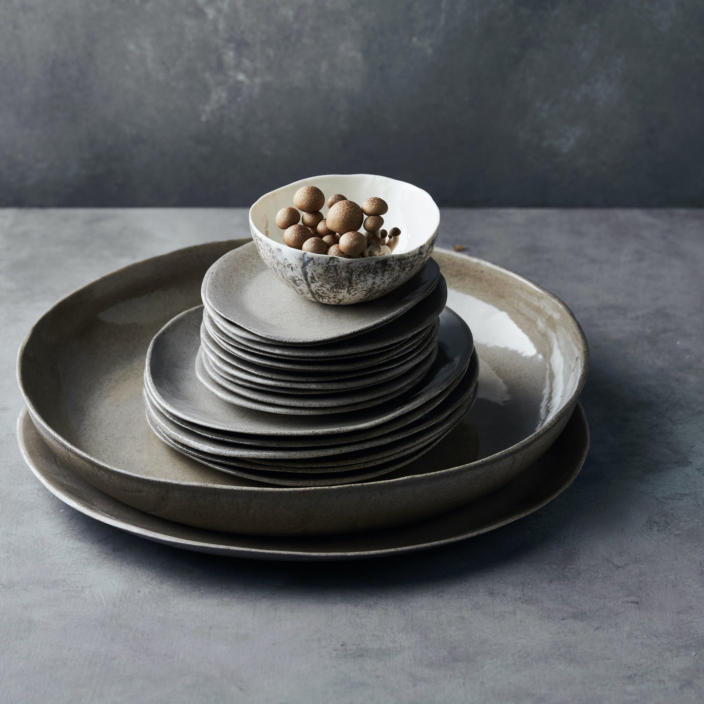 Serving plate XL Roots grey