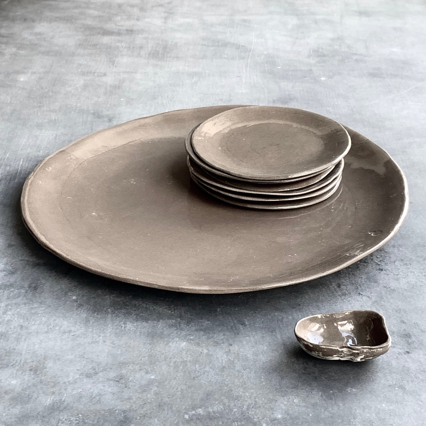 Serving plate XL Roots grey-brown